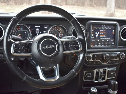 Used 2018 Jeep Wrangler Unlimited Sahara AWD/4WD image 24