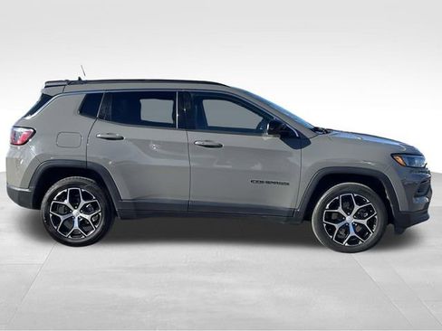 Used 2024 Jeep Compass Latitude image 8
