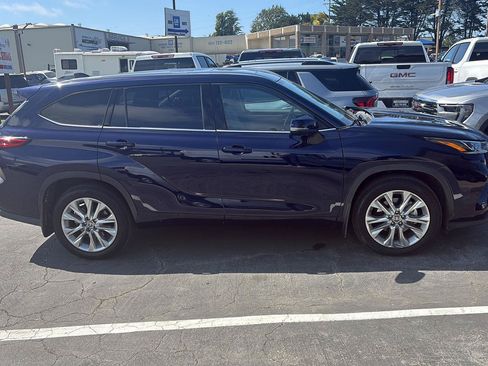 Used 2021 Toyota Highlander Limited AWD/4WD image 2