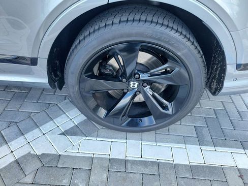 Used 2021 Bentley Bentayga AWD/4WD image 14