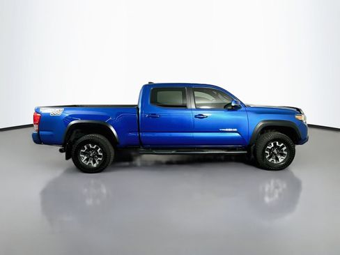 Used 2017 Toyota Tacoma TRD Off-Road w/ Premium & Technology Package AWD/4WD image 9