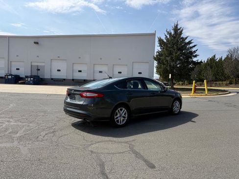 Used 2015 Ford Fusion SE image 4