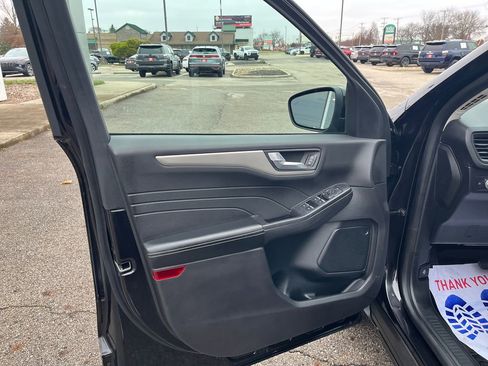 Used 2021 Ford Escape SE w/ SE Sport Appearance Package image 12