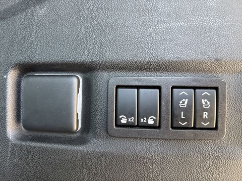 Used 2023 Chevrolet Suburban Premier AWD/4WD image 35