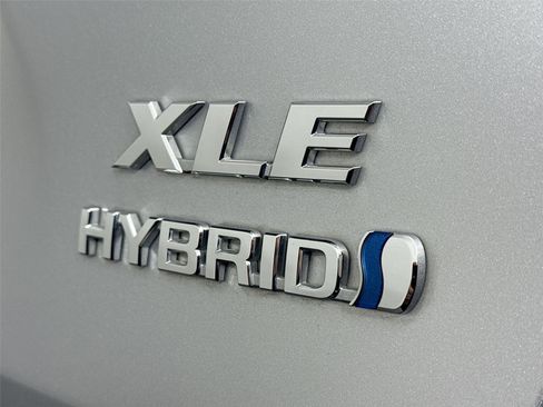 Used 2022 Toyota RAV4 XLE image 11