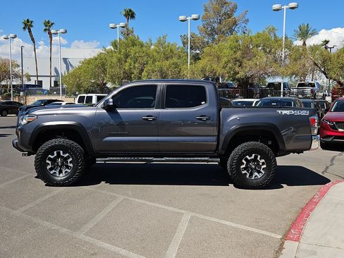 Used 2022 Toyota Tacoma TRD Off-Road AWD/4WD image 2