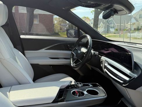 Used 2024 Cadillac Lyriq Luxury AWD/4WD image 18