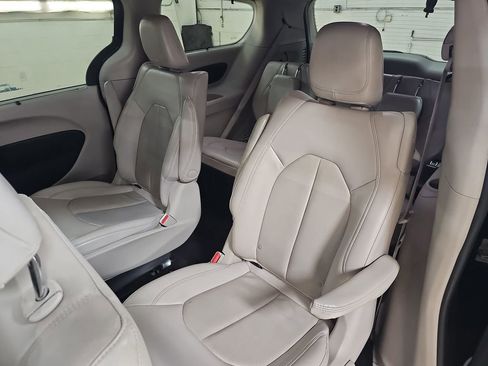 Used 2021 Chrysler Pacifica Touring-L image 25