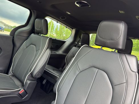 New 2027 Chrysler Pacifica Limited AWD/4WD image 34