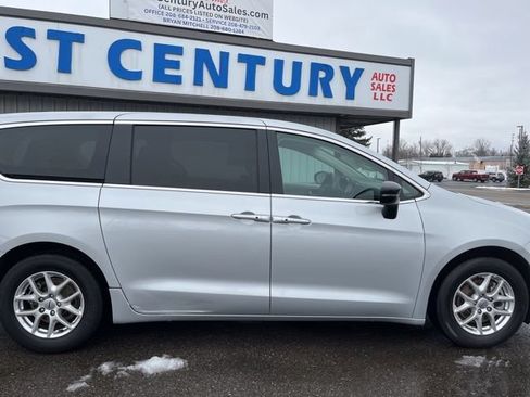 Used 2024 Chrysler Pacifica Touring-L FWD image 15