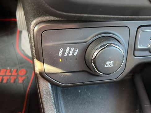 Used 2023 Jeep Renegade Latitude AWD/4WD image 15
