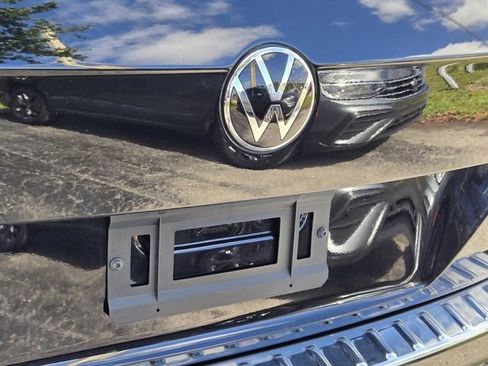 Certified 2024 Volkswagen Tiguan SE w/ Panoramic Sunroof Package FWD image 9