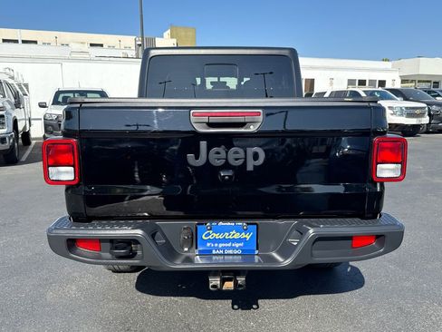 Used 2022 Jeep Gladiator Sport image 9