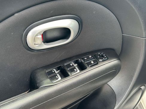 Used 2018 Kia Soul + FWD image 21