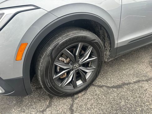 Used 2023 Volkswagen Tiguan SE w/ Panoramic Sunroof Package image 2