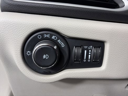 Used 2024 Chrysler Pacifica Touring-L image 28