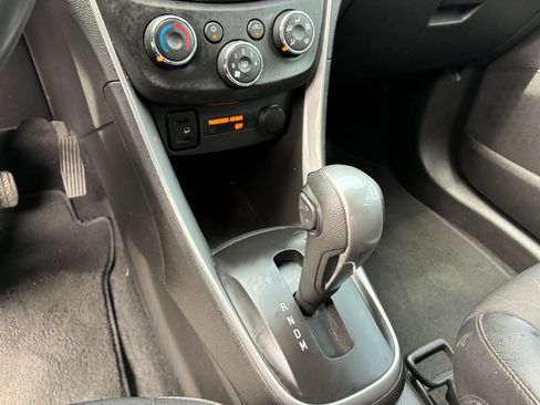Used 2020 Chevrolet Trax LT w/ LT Convenience Package FWD image 32