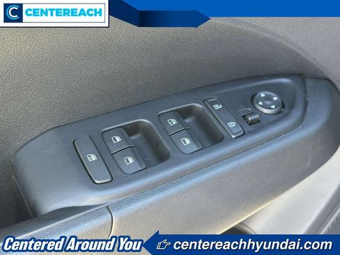 Used 2023 Hyundai Venue SEL FWD image 14