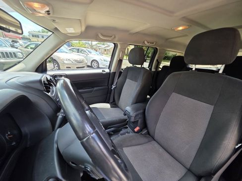 Used 2017 Jeep Patriot Latitude AWD/4WD image 12