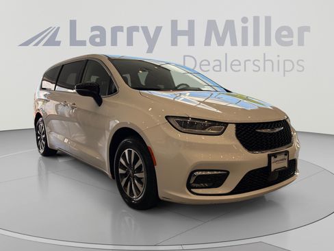 Used 2024 Chrysler Pacifica Limited FWD image 6