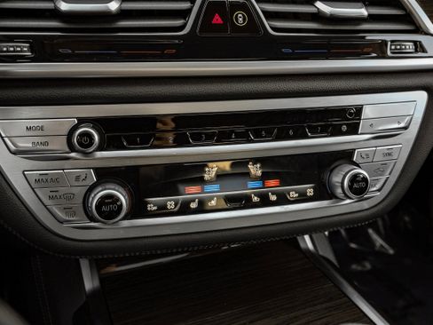 Used 2021 BMW 750i xDrive image 29