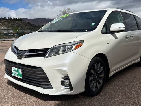 Used 2018 Toyota Sienna Limited Premium w/ Carpet Mat Package image 18