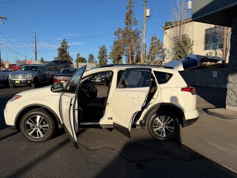Used 2018 Toyota RAV4 XLE image 8