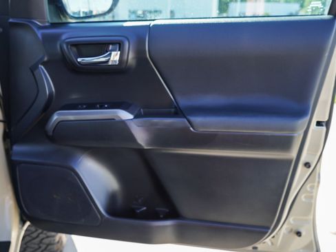 Used 2019 Toyota Tacoma TRD Sport w/ Technology Package AWD/4WD image 28