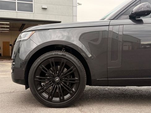 Used 2025 Land Rover Range Rover SE AWD/4WD image 12