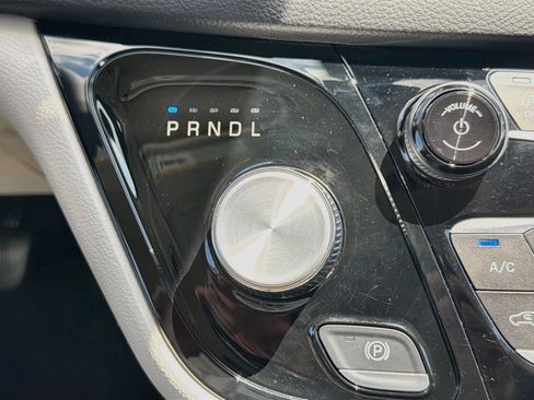 Used 2023 Chrysler Pacifica Touring-L FWD image 18