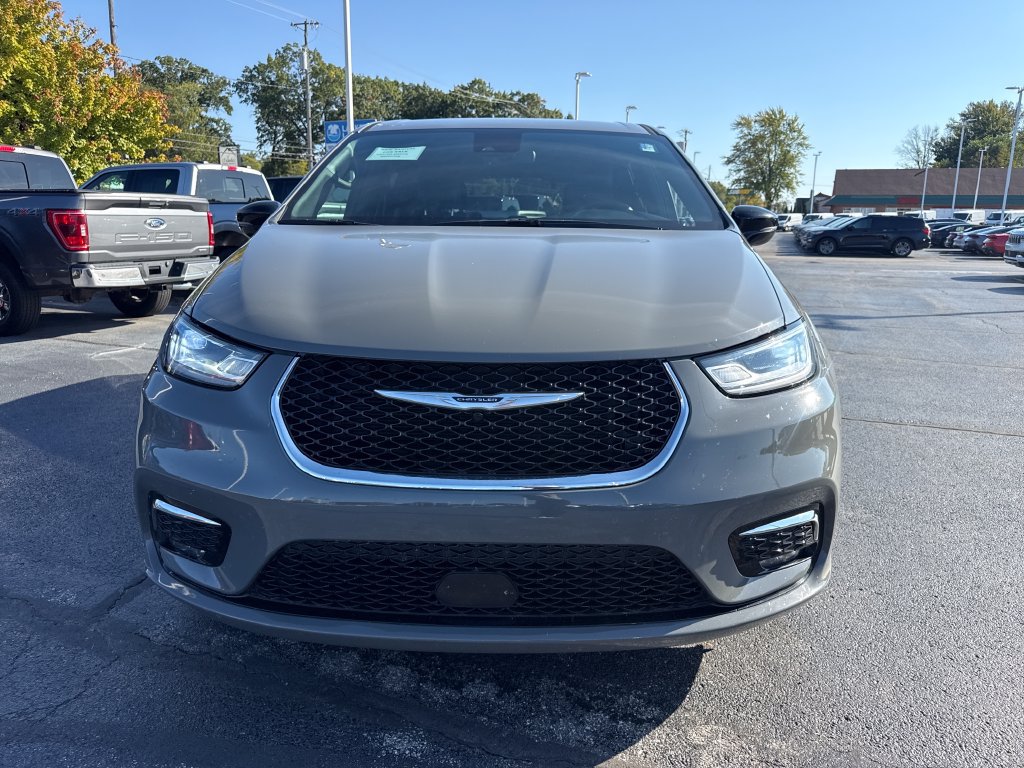 Used 2025 Chrysler Pacifica Select FWD image 3