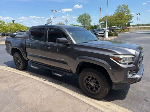 Used 2017 Toyota Tacoma SR5 w/ Tow Package image 2