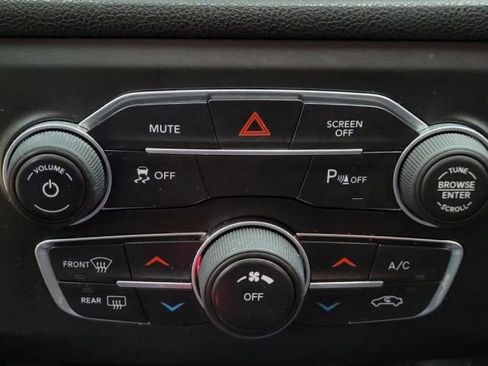 Used 2018 Dodge Charger SXT RWD image 19