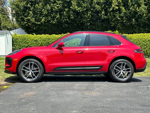 Certified 2025 Porsche Macan AWD/4WD image 2