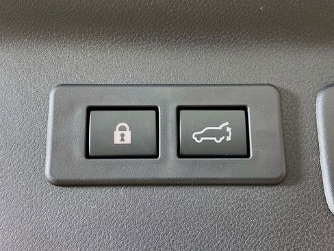 Used 2025 Subaru Forester Premium image 32