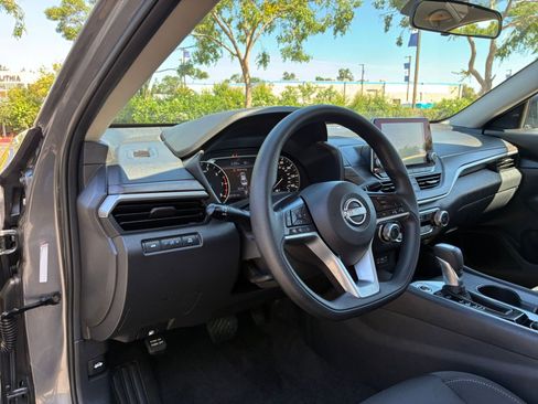 Used 2025 Nissan Altima 2.5 SV image 33