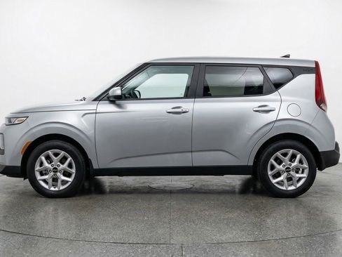 Used 2025 Kia Soul LX w/ LX Technology Package image 5