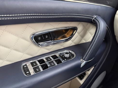 Used 2019 Bentley Bentayga AWD/4WD image 2