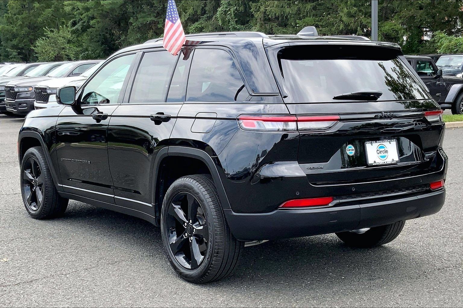 Certified 2025 Jeep Grand Cherokee Limited w/ Black Appearance Package AWD/4WD image 10