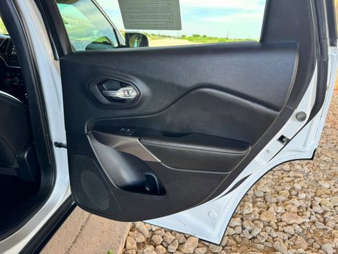 Used 2019 Jeep Cherokee Latitude Plus FWD image 22