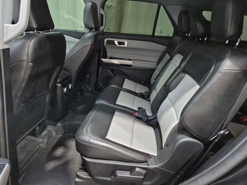 Used 2022 Ford Explorer XLT w/ Equipment Group 202A AWD/4WD image 13
