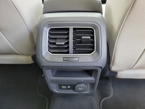 Used 2018 Volkswagen Tiguan SE w/ Panoramic Sunroof Package FWD image 17
