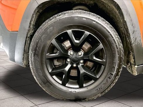 Used 2015 Jeep Cherokee Trailhawk w/ Comfort/Convenience Group AWD/4WD image 9