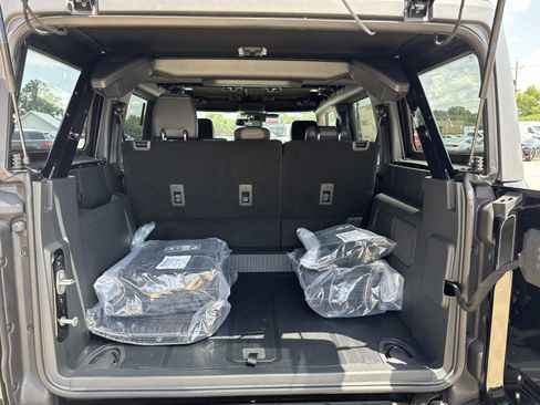 New 2025 Ford Bronco Badlands image 6