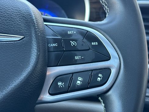 Used 2023 Chrysler Pacifica Limited FWD image 30