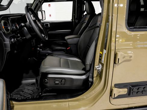 Used 2025 Jeep Gladiator Mojave w/ Convenience Group AWD/4WD image 14