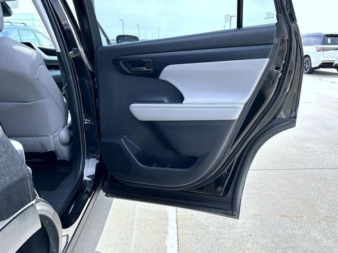 Used 2023 Toyota Highlander LE image 16