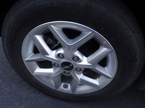Used 2025 Kia Soul LX w/ LX Technology Package FWD image 12