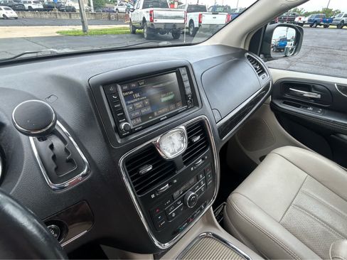 Used 2016 Chrysler Town & Country Touring-L FWD image 32