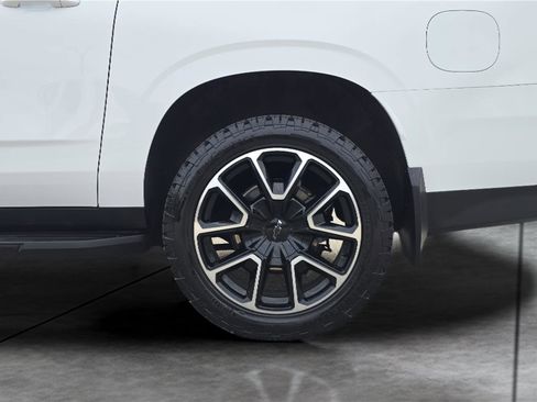 Used 2022 Chevrolet Suburban RST w/ Luxury Package AWD/4WD image 29